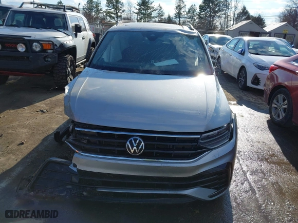 2023 Volkswagen Tiguan SE R-Line Black with VIN 3VV8B7AX1PM024091, listed as a IAAI auction lot 41409100 with 33,262 mi miles. Bid and sale history available at carsss.com. Image 12.