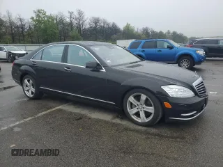 2010 Mercedes-Benz S 550 z VIN WDDNG8GB9AA335198, wystawiony jako Copart lot #57104175 z przebiegiem 43 121 mil mil oraz Szkody całkowita. Historia ofert i sprzedaży dostępna na DreamBid. Obrazek 4.