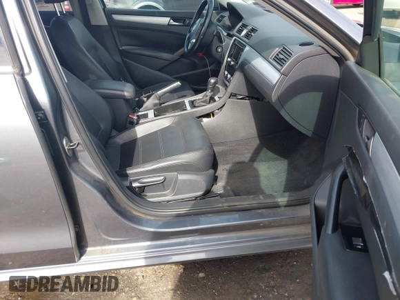 2012 Volkswagen Passat SE z VIN 1VWBP7A35CC024137, wystawiony jako IAAI lot #41572782 z przebiegiem 138 827 mil mil oraz . Historia ofert i sprzedaży dostępna na DreamBid. Obrazek 5.