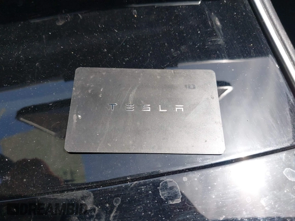 2020 Tesla Model Y Long Range z VIN 5YJYGDEE0LF034164, wystawiony jako IAAI lot #42080304 z przebiegiem 55 520 mil mil oraz . Historia ofert i sprzedaży dostępna na DreamBid. Obrazek 11.