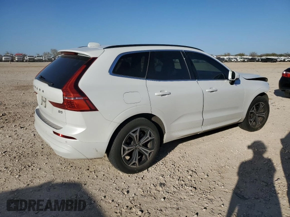 2022 Volvo XC60 Momentum z VIN YV4L12DK0N1944994, wystawiony jako Copart lot #85899774 z przebiegiem 95 461 mil mil oraz Szkoda całkowita • Salvage title. Historia ofert i sprzedaży dostępna na DreamBid. Obrazek 3.
