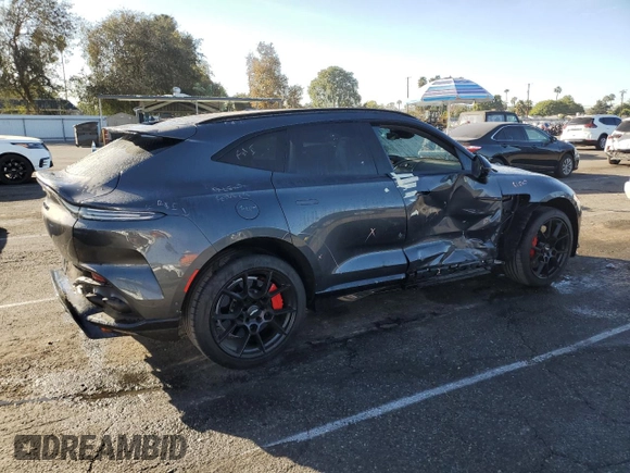2023 Aston Martin DBX 707 z VIN SD7VUJBW6PTV07155, wystawiony jako Copart lot #85346734 z przebiegiem 6819 mil mil oraz Szkody całkowita. Historia ofert i sprzedaży dostępna na DreamBid. Obrazek 3.