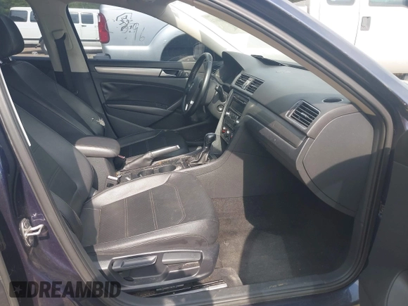 2015 Volkswagen Passat Limited Edition Edition z VIN 1VWAT7A3XFC040684, wystawiony jako IAAI lot #42160624 z przebiegiem 142 239 mil mil oraz . Historia ofert i sprzedaży dostępna na DreamBid. Obrazek 5.