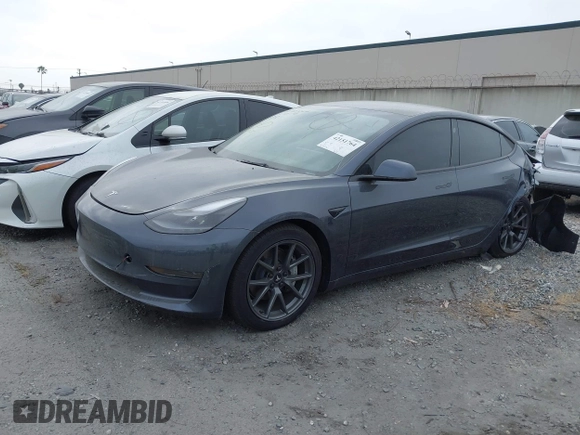 2023 Tesla Model 3 z VIN 5YJ3E1EAXPF403095, wystawiony jako IAAI lot #42151764 z przebiegiem 17 872 mil mil oraz . Historia ofert i sprzedaży dostępna na DreamBid. Obrazek 2.