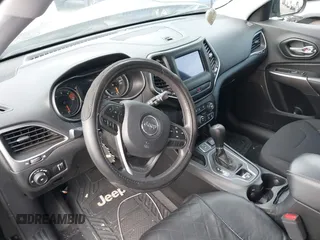 2019 Jeep Cherokee Latitude z VIN 1C4PJLCB2KD455843, wystawiony jako IAAI lot #42779247 z przebiegiem 65 576 mil mil oraz . Historia ofert i sprzedaży dostępna na DreamBid. Obrazek 20.