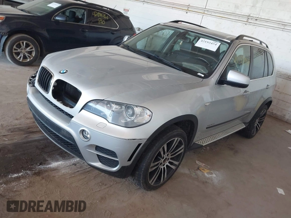 2013 BMW X5 xDrive35i z VIN 5UXZV4C55D0B09049, wystawiony jako IAAI lot #42193454 z przebiegiem 186 845 mil mil oraz . Historia ofert i sprzedaży dostępna na DreamBid. Obrazek 2.