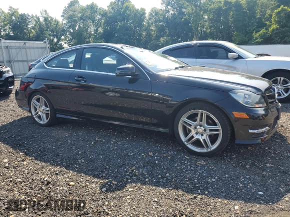 2014 Mercedes-Benz C 250 z VIN WDDGJ4HBXEG217830, wystawiony jako Copart lot #62474525 z przebiegiem 43 858 mil mil oraz Szkoda całkowita • Salvage title. Historia ofert i sprzedaży dostępna na DreamBid. Obrazek 4.