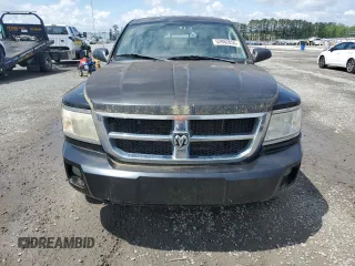 2008 Dodge Dakota SLT z VIN 1D7HW48NX8S626721, wystawiony jako Copart lot #52862855 z przebiegiem 159 605 mil mil oraz Czysty tytuł • Clean title. Historia ofert i sprzedaży dostępna na DreamBid. Obrazek 5.
