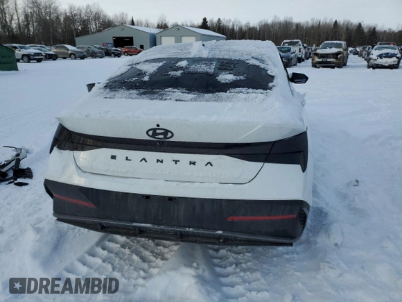 2024 Hyundai Elantra SEL z VIN KMHLM4DG0RU736051, wystawiony jako Copart lot #43045135 z przebiegiem 17 648 mil mil oraz Szkoda całkowita • Salvage title. Historia ofert i sprzedaży dostępna na DreamBid. Obrazek 6.