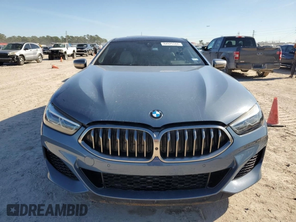 2022 BMW 8 Series M850i z VIN WBAGV8C08NCK07510, wystawiony jako Copart lot #84925344 z przebiegiem 16 955 mil mil oraz Szkody całkowita. Historia ofert i sprzedaży dostępna na DreamBid. Obrazek 5.