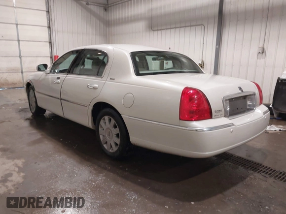 2004 Lincoln Town Car Ultimate z VIN 1LNHM83W74Y640747, wystawiony jako IAAI lot #41612377 z przebiegiem 36 400 mil mil oraz . Historia ofert i sprzedaży dostępna na DreamBid. Obrazek 3.