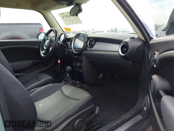 2012 MINI Hardtop z VIN WMWSU3C5XCT543913, wystawiony jako IAAI lot #42344874 z przebiegiem 108 245 mil mil oraz . Historia ofert i sprzedaży dostępna na DreamBid. Obrazek 5.