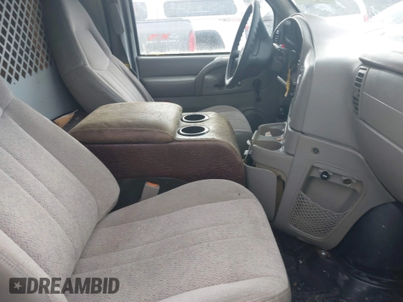 2000 GMC Safari Cargo with VIN 1GTDL19W8YB504401, listed as a IAAI auction lot 41692852 with Not Provided miles. Bid and sale history available at carsss.com. Image 5.