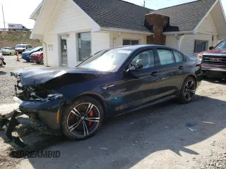 2022 BMW M5 z VIN WBS83CH01NCH75182, wystawiony jako Copart lot #46284903 z przebiegiem Nie podano mil oraz . Historia ofert i sprzedaży dostępna na DreamBid. Obrazek 1.
