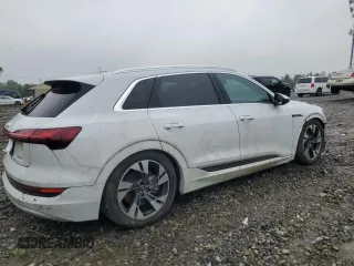2021 Audi e-tron Premium z VIN WA1AAAGE2MB037094, wystawiony jako Copart lot #58707925 z przebiegiem Nie podano mil oraz Szkody całkowita. Historia ofert i sprzedaży dostępna na DreamBid. Obrazek 3.