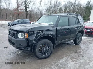 2024 Toyota Land Cruiser z VIN JTEABFAJ6RK007928, wystawiony jako IAAI lot #41575919 z przebiegiem 9282 mil mil oraz . Historia ofert i sprzedaży dostępna na DreamBid. Obrazek 6.
