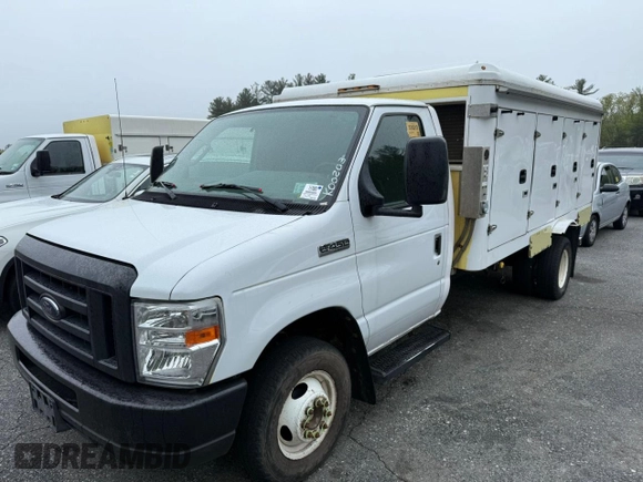 2018 Ford Econoline Commercial z VIN 1FDXE4FS9JDC33221, wystawiony jako Copart lot #56857655 z przebiegiem 111 690 mil mil oraz Czysty tytuł • Clean title. Historia ofert i sprzedaży dostępna na DreamBid. Obrazek 2.