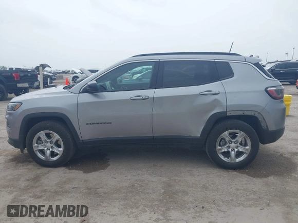 2023 Jeep Compass Latitude z VIN 3C4NJDBN3PT514117, wystawiony jako IAAI lot #41925688 z przebiegiem 50 468 mil mil oraz . Historia ofert i sprzedaży dostępna na DreamBid. Obrazek 14.