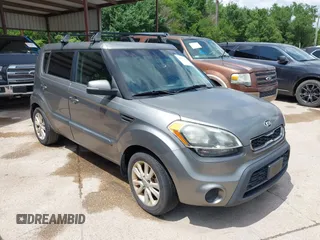 2013 Kia Soul + z VIN KNDJT2A69D7521435, wystawiony jako IAAI lot #42353468 z przebiegiem 241 331 mil mil oraz . Historia ofert i sprzedaży dostępna na DreamBid. Obrazek 1.