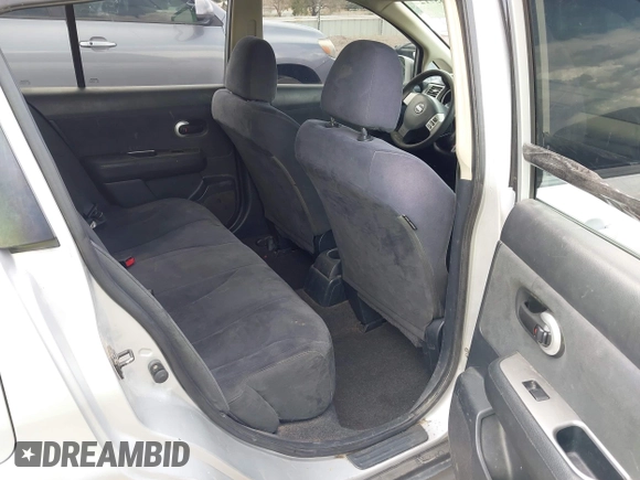 2009 Nissan Versa S z VIN 3N1BC13E39L368169, wystawiony jako IAAI lot #42465712 z przebiegiem 208 652 mil mil oraz . Historia ofert i sprzedaży dostępna na DreamBid. Obrazek 8.