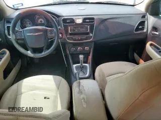 2013 Chrysler 200 LX z VIN 1C3CCBAB6DN763329, wystawiony jako Copart lot #58953035 z przebiegiem 162 879 mil mil oraz Szkoda całkowita • Salvage title. Historia ofert i sprzedaży dostępna na DreamBid. Obrazek 8.