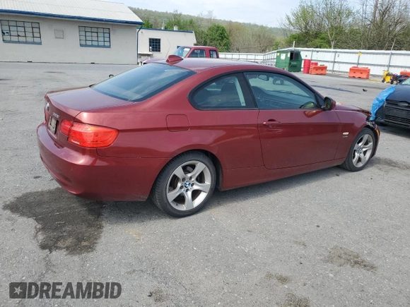 2011 BMW 3 Series 328i xDrive z VIN WBAKF3C55BE442596, wystawiony jako Copart lot #55130345 z przebiegiem 95 848 mil mil oraz Szkody całkowita. Historia ofert i sprzedaży dostępna na DreamBid. Obrazek 3.