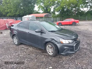 2017 Chevrolet Sonic LS z VIN 1G1JB5SH2H4139820, wystawiony jako IAAI lot #42501934 z przebiegiem 106 284 mil mil oraz . Historia ofert i sprzedaży dostępna na DreamBid. Obrazek 1.