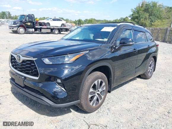 2022 Toyota Highlander XLE with VIN 5TDGZRBH1NS240125, listed as a IAAI auction lot 40176703 with 24,833 mi miles. Bid and sale history available at carsss.com. Image 17.