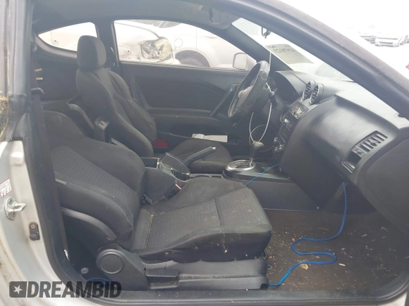 2008 Hyundai Tiburon GS z VIN KMHHM66D68U264666, wystawiony jako IAAI lot #41970123 z przebiegiem 186 448 mil mil oraz . Historia ofert i sprzedaży dostępna na DreamBid. Obrazek 5.
