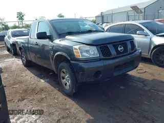 2004 Nissan Titan SE z VIN 1N6AA06AX4N582499, wystawiony jako IAAI lot #42275699 z przebiegiem 222 775 mil mil oraz . Historia ofert i sprzedaży dostępna na DreamBid. Obrazek 1.