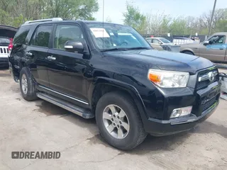 2011 Toyota 4Runner Trail z VIN JTEBU5JR0B5055010, wystawiony jako IAAI lot #42022061 z przebiegiem 258 862 mil mil oraz . Historia ofert i sprzedaży dostępna na DreamBid. Obrazek 1.