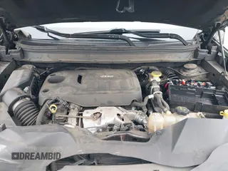 2019 Jeep Cherokee Latitude Plus z VIN 1C4PJLLN6KD326921, wystawiony jako IAAI lot #42442460 z przebiegiem 71 516 mil mil oraz . Historia ofert i sprzedaży dostępna na DreamBid. Obrazek 10.