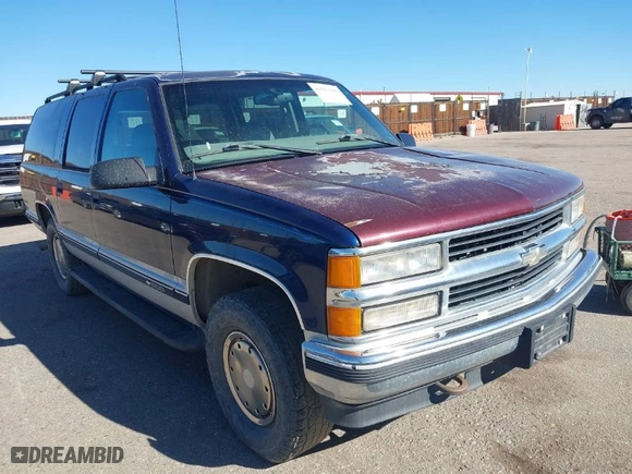 1997 Chevrolet Suburban with VIN 1GNFK16R3VJ423650, listed as a IAAI auction lot 41517985 with 204,817 mi miles. Bid and sale history available at carsss.com. Image 1.