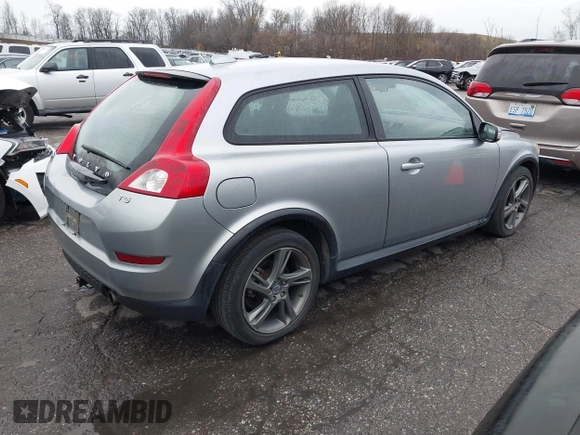 2013 Volvo C30 T5 z VIN YV1672MK7D2305755, wystawiony jako IAAI lot #40835932 z przebiegiem 93 975 mil mil oraz . Historia ofert i sprzedaży dostępna na DreamBid. Obrazek 4.