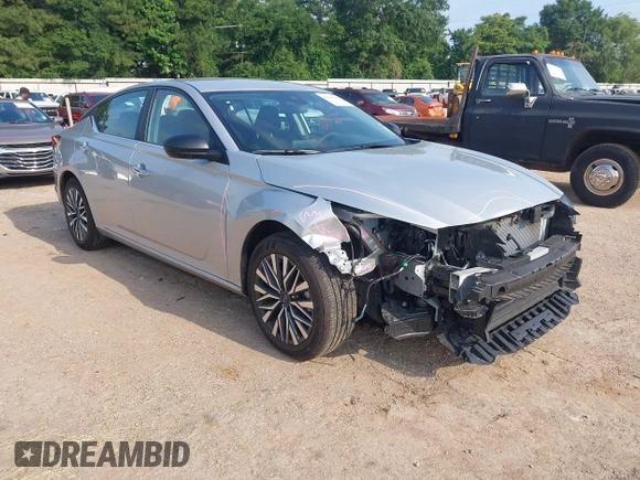 2025 Nissan Altima SV z VIN 1N4BL4DV6SN378171, wystawiony jako IAAI lot #42408449 z przebiegiem 5 405 mil mil oraz . Historia ofert i sprzedaży dostępna na DreamBid. Obrazek 1.