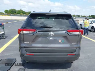 2024 Toyota RAV4 XLE Premium z VIN 2T3C1RFVXRC295264, wystawiony jako IAAI lot #42229471 z przebiegiem 6 717 mil mil oraz . Historia ofert i sprzedaży dostępna na DreamBid. Obrazek 16.
