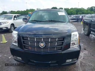 2013 Cadillac Escalade Premium z VIN 1GYS3CEF1DR346987, wystawiony jako IAAI lot #42312672 z przebiegiem 212 198 mil mil oraz . Historia ofert i sprzedaży dostępna na DreamBid. Obrazek 12.