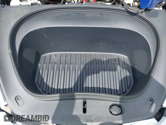 2025 Tesla Model 3 Long Range z VIN 5YJ3E1EAXSF929042, wystawiony jako IAAI lot #41929594 z przebiegiem 116 mil mil oraz . Historia ofert i sprzedaży dostępna na DreamBid. Obrazek 10.