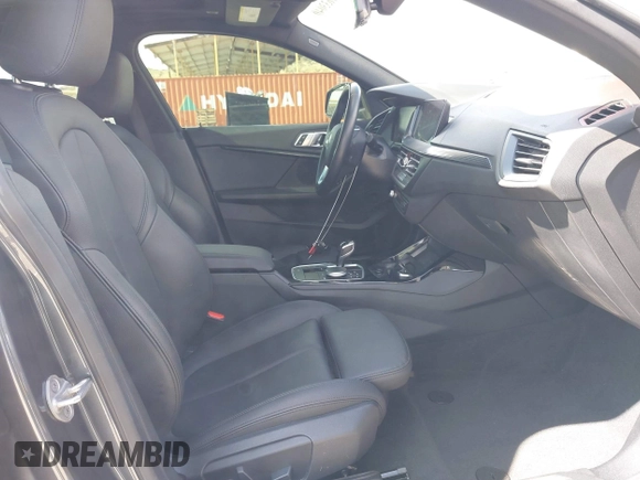 2021 BMW 2 Series 228i xDrive z VIN WBA73AK01M7G52079, wystawiony jako IAAI lot #41633040 z przebiegiem 41 108 mil mil oraz . Historia ofert i sprzedaży dostępna na DreamBid. Obrazek 5.