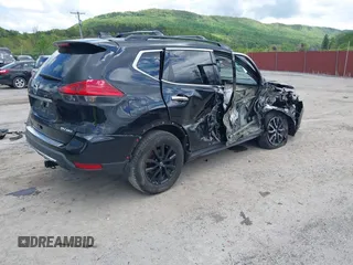 2017 Nissan Rogue SV z VIN 5N1AT2MV8HC814058, wystawiony jako IAAI lot #42200550 z przebiegiem 118 175 mil mil oraz . Historia ofert i sprzedaży dostępna na DreamBid. Obrazek 4.