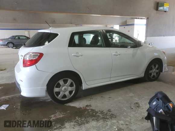 2009 Toyota Matrix S z VIN 2T1KE40E39C024034, wystawiony jako Copart lot #57873685 z przebiegiem 120 310 mil mil oraz Czysty tytuł • Clean title. Historia ofert i sprzedaży dostępna na DreamBid. Obrazek 3.