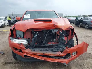 2018 Toyota Tacoma SR5 z VIN 3TMAZ5CN2JM076140, wystawiony jako IAAI lot #41913486 z przebiegiem 142 212 mil mil oraz . Historia ofert i sprzedaży dostępna na DreamBid. Obrazek 13.