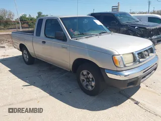 1999 Nissan Frontier XE z VIN 1N6DD26S4XC337030, wystawiony jako IAAI lot #41683250 z przebiegiem 143 765 mil mil oraz . Historia ofert i sprzedaży dostępna na DreamBid. Obrazek 1.