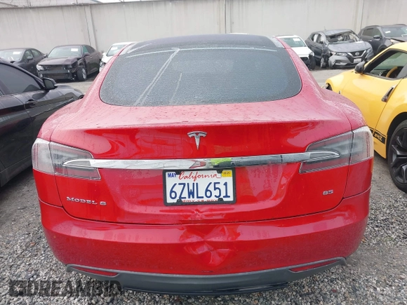 2013 Tesla Model S с VIN 5YJSA1CN1DFP09577, выставлен на аукционе IAAI как лот 41626684 с пробегом 128 289 миль миль и . История ставок и продаж доступна на DreamBid. Изображение 16.