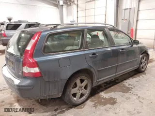 2005 Volvo V50 with VIN YV1MJ682852096117, listed as a IAAI auction lot 41532856 with 122,262 mi miles. Bid and sale history available at carsss.com. Image 4.