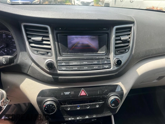 2016 Hyundai Tucson SE z VIN KM8J3CA43GU145854, wystawiony jako Copart lot #59172555 z przebiegiem 221 398 mil mil oraz Czysty tytuł • Clean title. Historia ofert i sprzedaży dostępna na DreamBid. Obrazek 9.