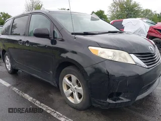 2012 Toyota Sienna z VIN 5TDKA3DC7CS013826, wystawiony jako IAAI lot #42331452 z przebiegiem 164 973 mil mil oraz . Historia ofert i sprzedaży dostępna na DreamBid. Obrazek 1.