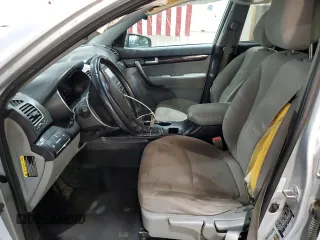 2014 Kia Sorento LX z VIN 5XYKTCA65EG488917, wystawiony jako Copart lot #57613445 z przebiegiem 180 621 mil mil oraz Szkoda całkowita • Salvage title. Historia ofert i sprzedaży dostępna na DreamBid. Obrazek 7.