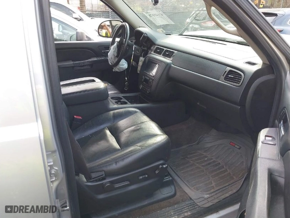 2014 Chevrolet Suburban LT with VIN 1GNSKJE73ER225733, listed as a IAAI auction lot 41641078 with 240,320 mi miles. Bid and sale history available at carsss.com. Image 5.