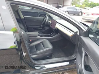 2018 Tesla Model 3 Long Range Battery z VIN 5YJ3E1EB3JF186733, wystawiony jako IAAI lot #42093891 z przebiegiem 102 435 mil mil oraz . Historia ofert i sprzedaży dostępna na DreamBid. Obrazek 5.